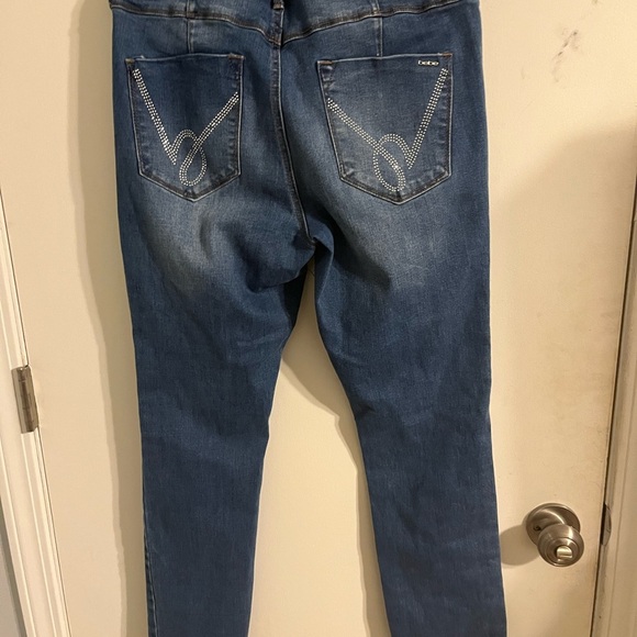 Women’s bebe brand Blue Jeans - Picture 3 of 3